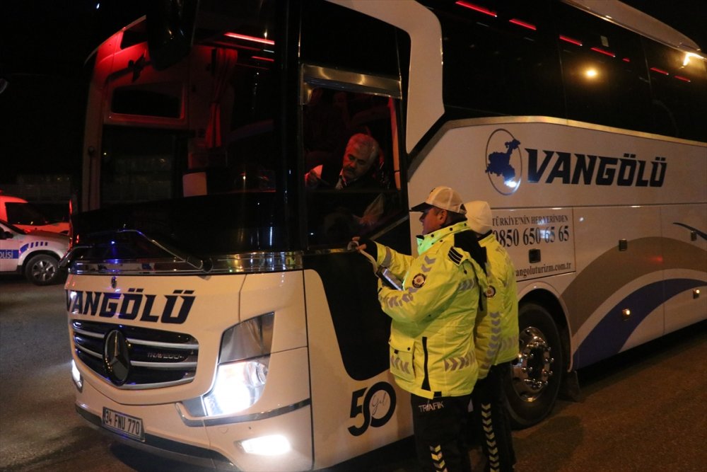 Erzincan'da otobüsler kazalara karşı yolcu gibi seyahat eden polislerce denetleniyor