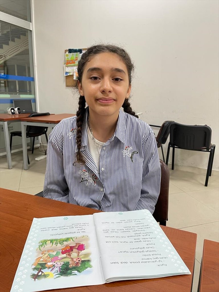 Kekemelikten "eğitimle" kurtulup hayallerine koşuyorlar