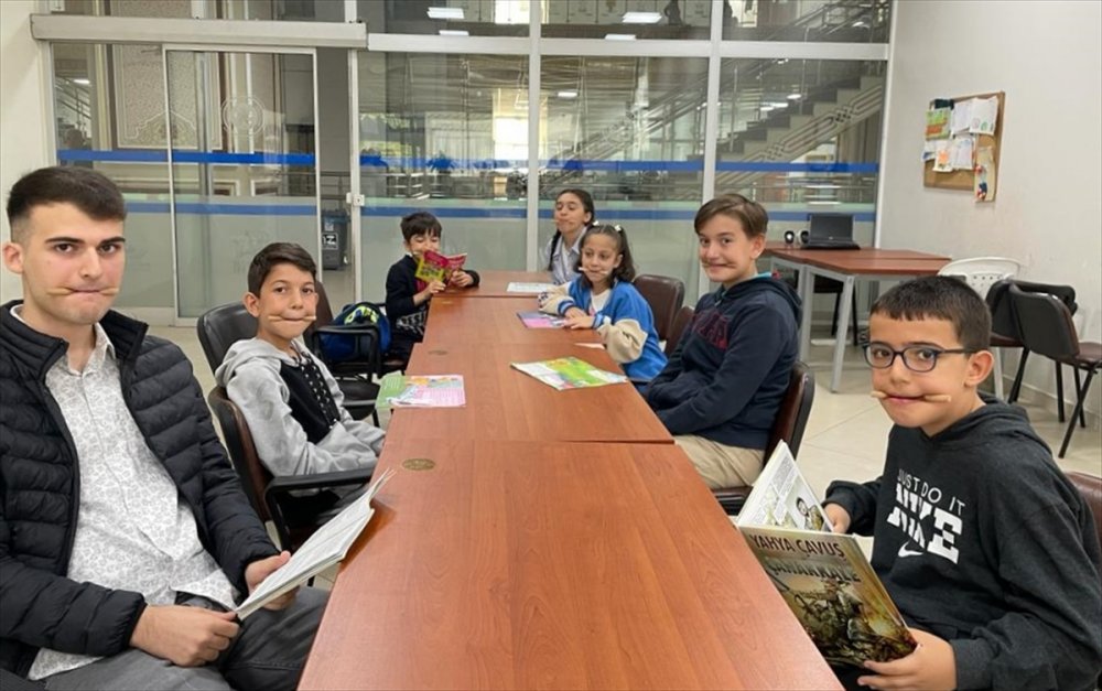 Kekemelikten "eğitimle" kurtulup hayallerine koşuyorlar