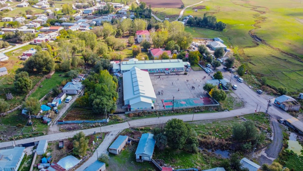 Van depreminde yıkılan okulun enkazı altında kalmaktan son anda kurtulanlar kaybettikleri yakınlarını anıyor