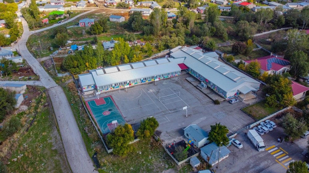 Van depreminde yıkılan okulun enkazı altında kalmaktan son anda kurtulanlar kaybettikleri yakınlarını anıyor