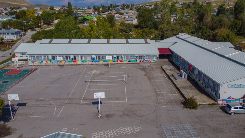 Van depreminde yıkılan okulun enkazı altında kalmaktan son anda kurtulanlar kaybettikleri yakınlarını anıyor