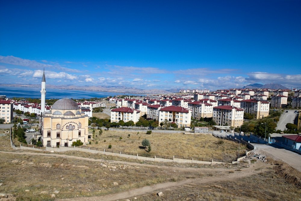 Van'da 12 yıl önce 644 kişinin hayatını kaybettiği depremlerin yaraları sarıldı