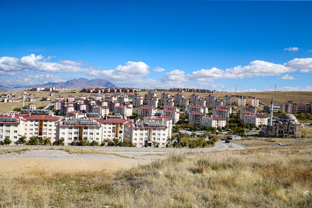 Van'da 12 yıl önce 644 kişinin hayatını kaybettiği depremlerin yaraları sarıldı