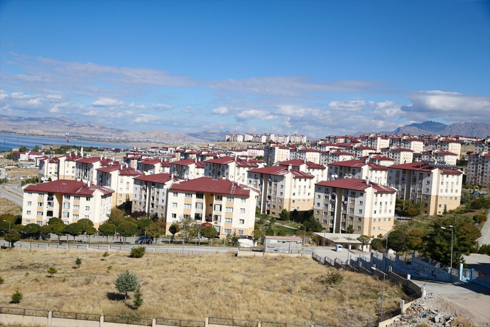 Van'da 12 yıl önce 644 kişinin hayatını kaybettiği depremlerin yaraları sarıldı