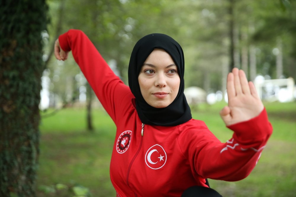 Wushunun şampiyonu Elif Akyüz