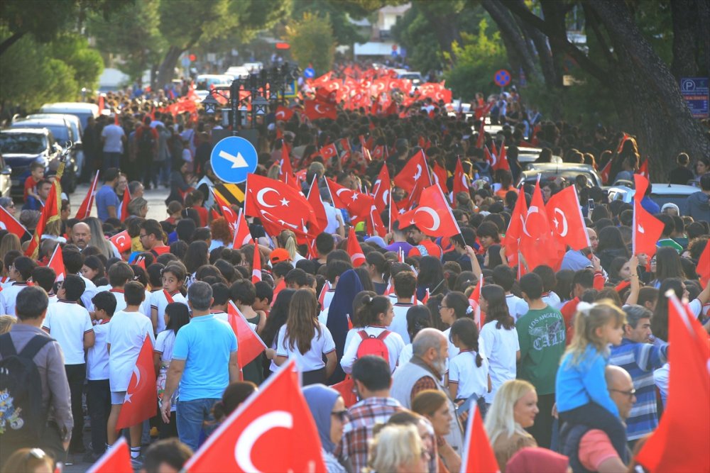 Türk bayraklarıyla "Cumhuriyet Yürüyüşü" düzenlendi