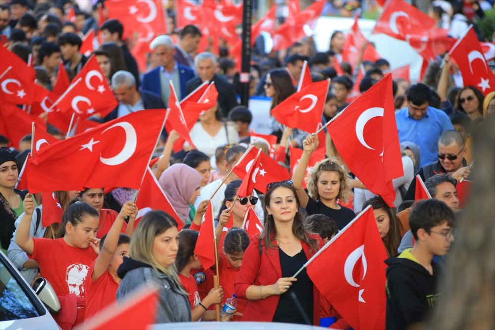 Türk bayraklarıyla "Cumhuriyet Yürüyüşü" düzenlendi