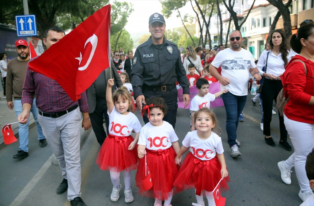 Türk bayraklarıyla "Cumhuriyet Yürüyüşü" düzenlendi