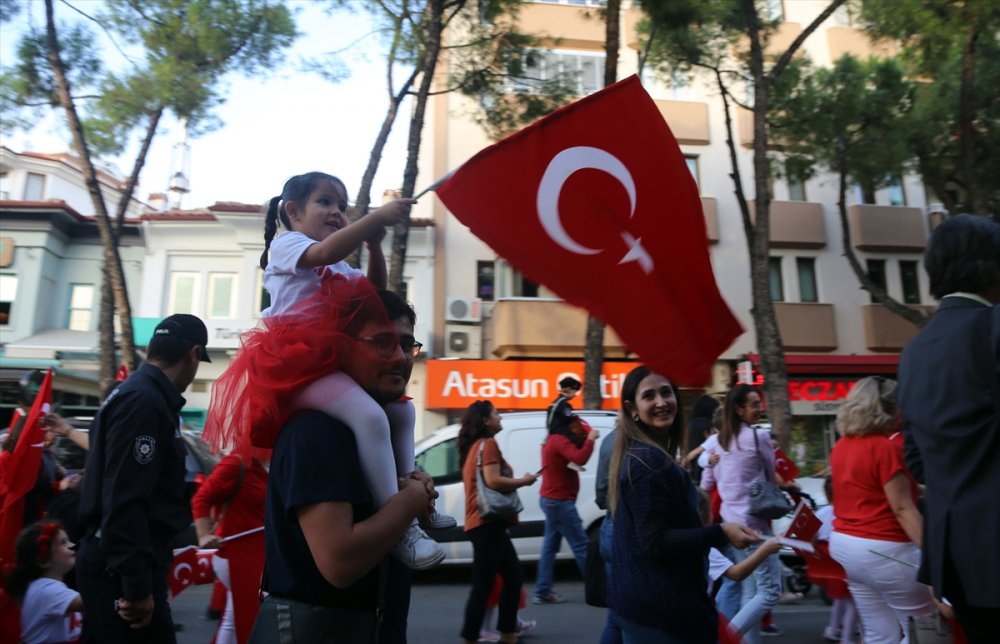 Türk bayraklarıyla "Cumhuriyet Yürüyüşü" düzenlendi