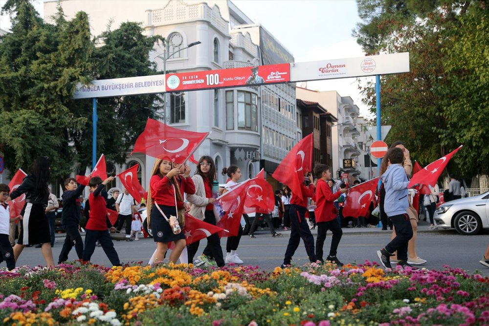 Türk bayraklarıyla "Cumhuriyet Yürüyüşü" düzenlendi