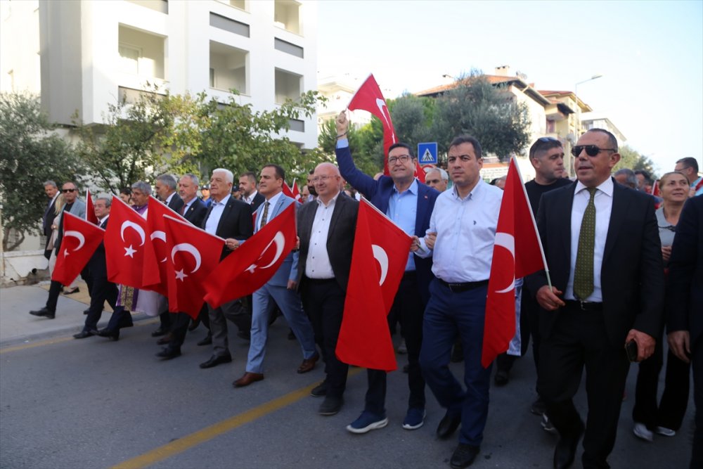 Türk bayraklarıyla "Cumhuriyet Yürüyüşü" düzenlendi
