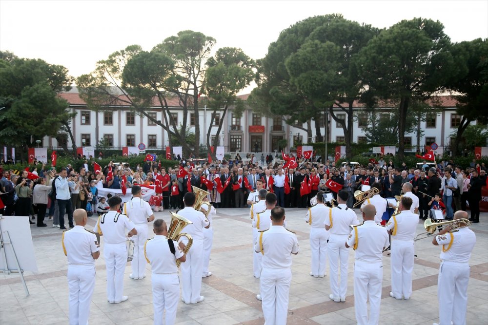 Türk bayraklarıyla "Cumhuriyet Yürüyüşü" düzenlendi