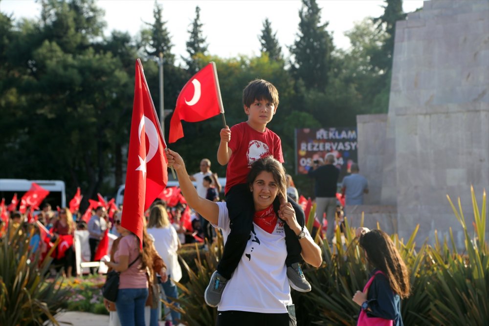 Türk bayraklarıyla "Cumhuriyet Yürüyüşü" düzenlendi