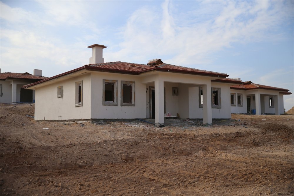 Depremden etkilenen Yeşilyurt'ta 135 köy evinin kaba inşaatı tamamlandı