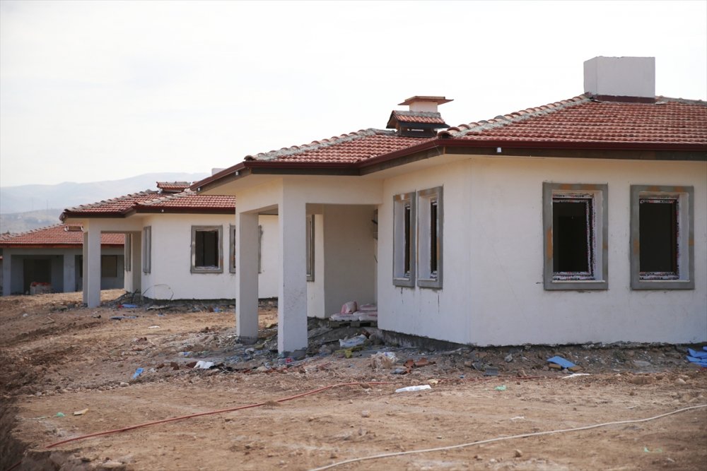 Depremden etkilenen Yeşilyurt'ta 135 köy evinin kaba inşaatı tamamlandı