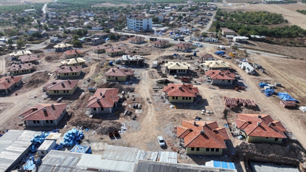 Depremden etkilenen Yeşilyurt'ta 135 köy evinin kaba inşaatı tamamlandı