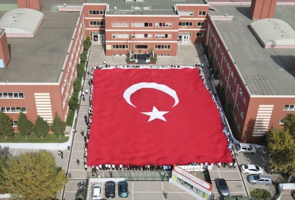 Lise öğrencileri Cumhuriyet'in 100. yılı Türk bayrağı koreografisi