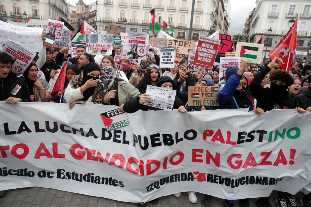 İspanya'da öğrenciler Filistin’e destek için ders bırakarak eylem yaptı