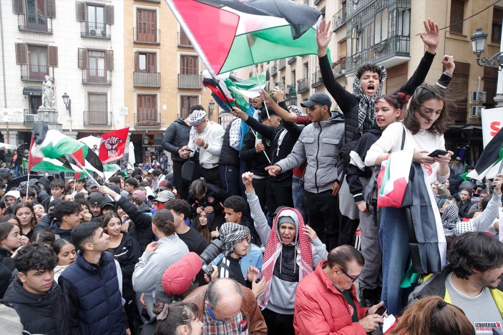 İspanya'da öğrenciler Filistin’e destek için ders bırakarak eylem yaptı