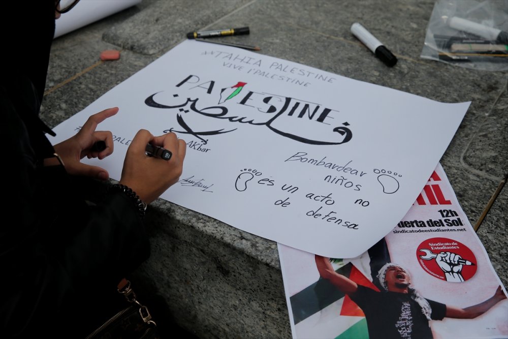 İspanya'da öğrenciler Filistin’e destek için ders bırakarak eylem yaptı