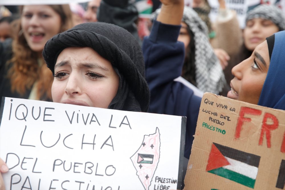 İspanya'da öğrenciler Filistin’e destek için ders bırakarak eylem yaptı