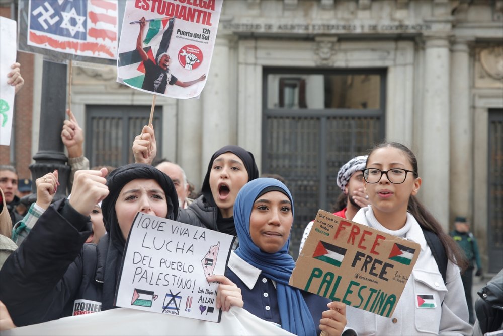 İspanya'da öğrenciler Filistin’e destek için ders bırakarak eylem yaptı