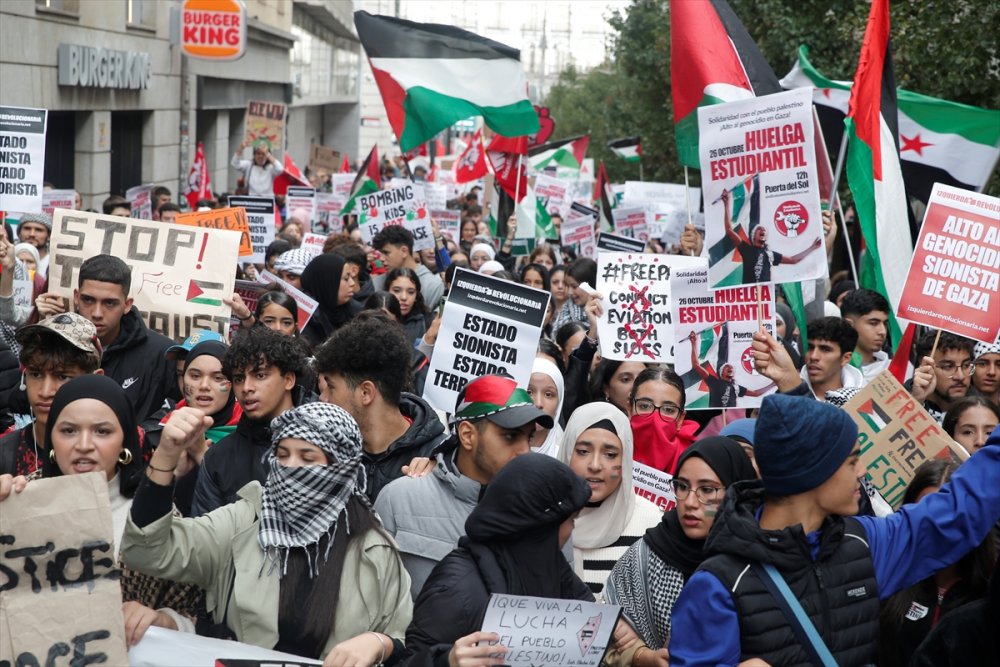 İspanya'da öğrenciler Filistin’e destek için ders bırakarak eylem yaptı