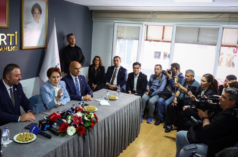 İYİ Parti Genel Başkanı Akşener, partisinin Balıkesir İl Başkanlığını ziyaretinde konuştu