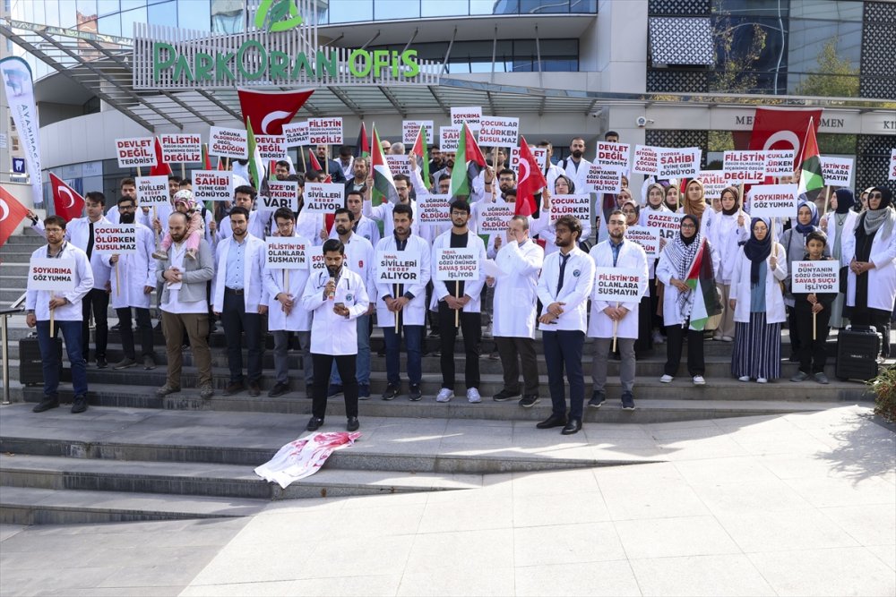 Sağlık çalışanları İsrail'in saldırılarına tepkisiz kaldığı gerekçesiyle DSÖ'yü protesto etti