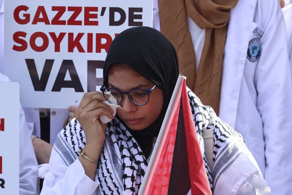 Sağlık çalışanları İsrail'in saldırılarına tepkisiz kaldığı gerekçesiyle DSÖ'yü protesto etti