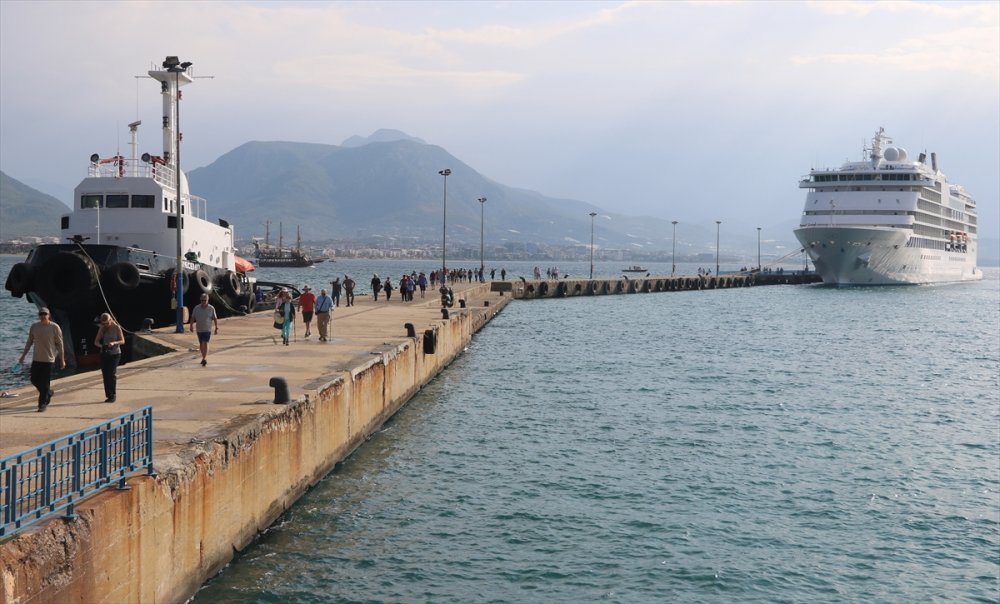 Kruvaziyer "Seven Seas Navigator" Alanya Limanı'na demirledi