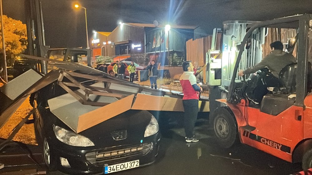 İstanbul'da sağanak hayatı olumsuz etkiledi