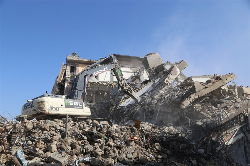 Hatay'da depremlerde ağır hasar alan 2 iş hanı kontrollü yıkıldı