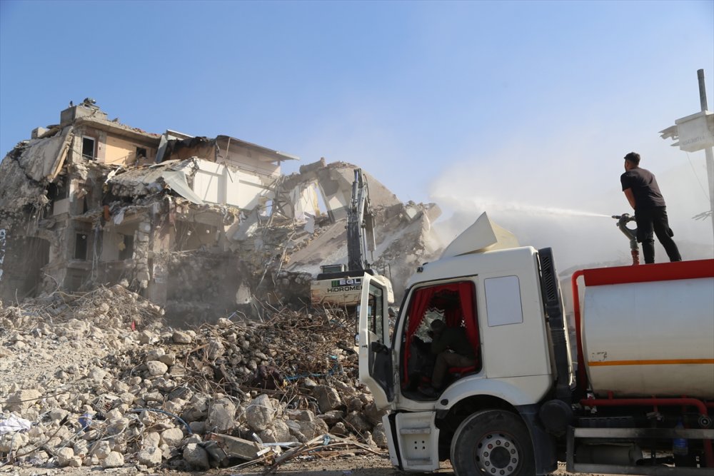 Hatay'da depremlerde ağır hasar alan 2 iş hanı kontrollü yıkıldı