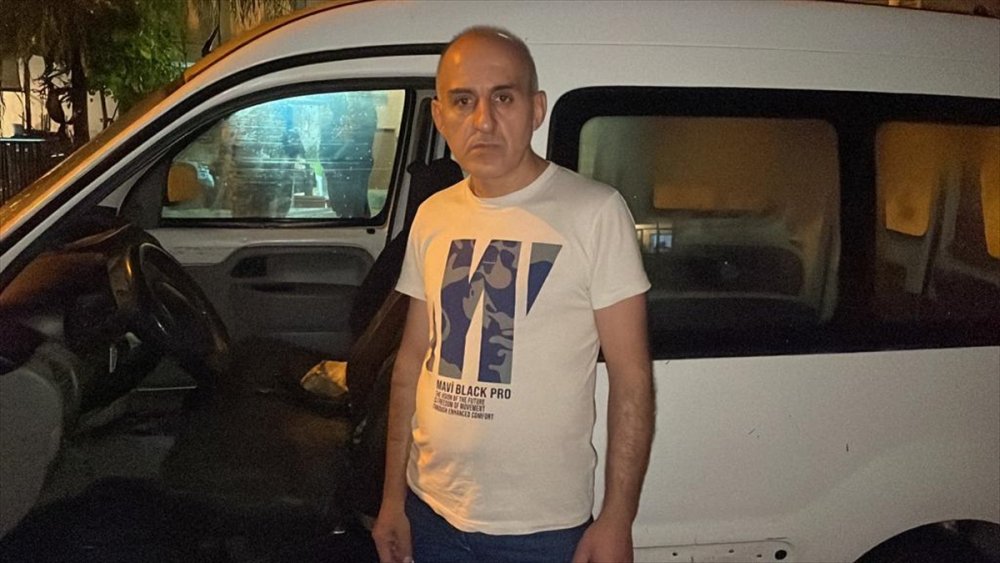 İzmir'de sağanak nedeniyle derenin taşması sonucu evleri ve iş yerlerini su bastı