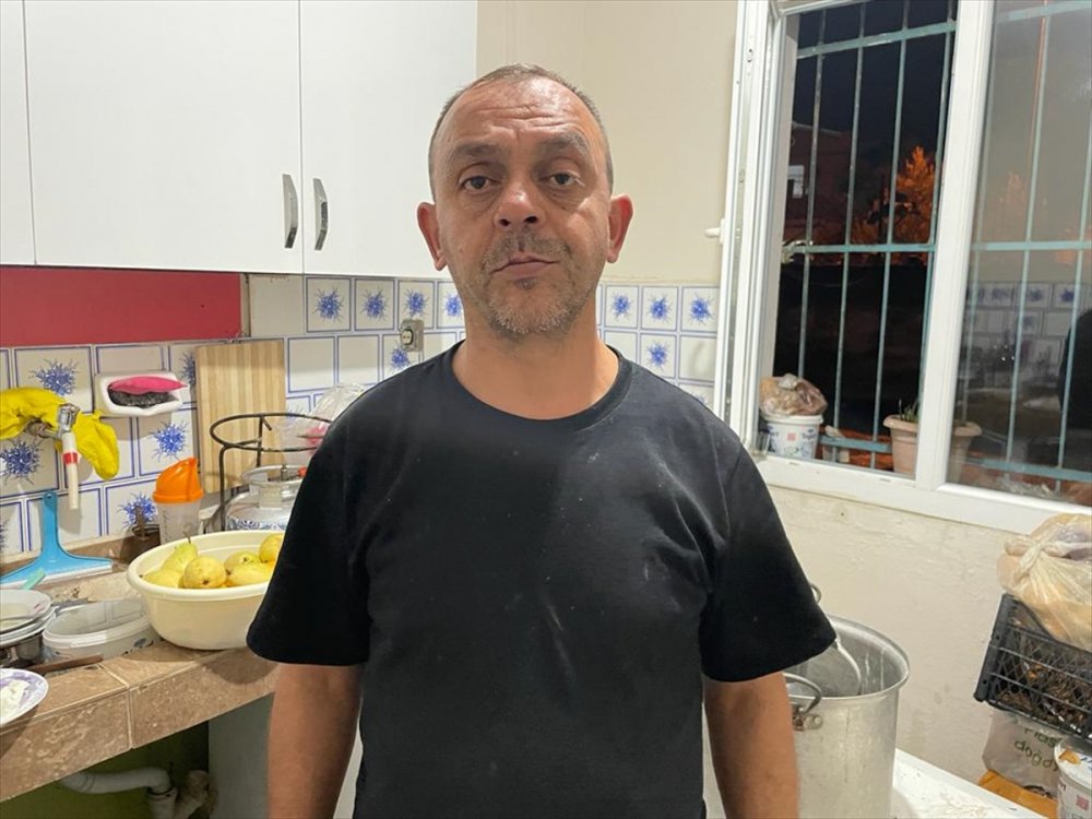 İzmir'de sağanak nedeniyle derenin taşması sonucu evleri ve iş yerlerini su bastı