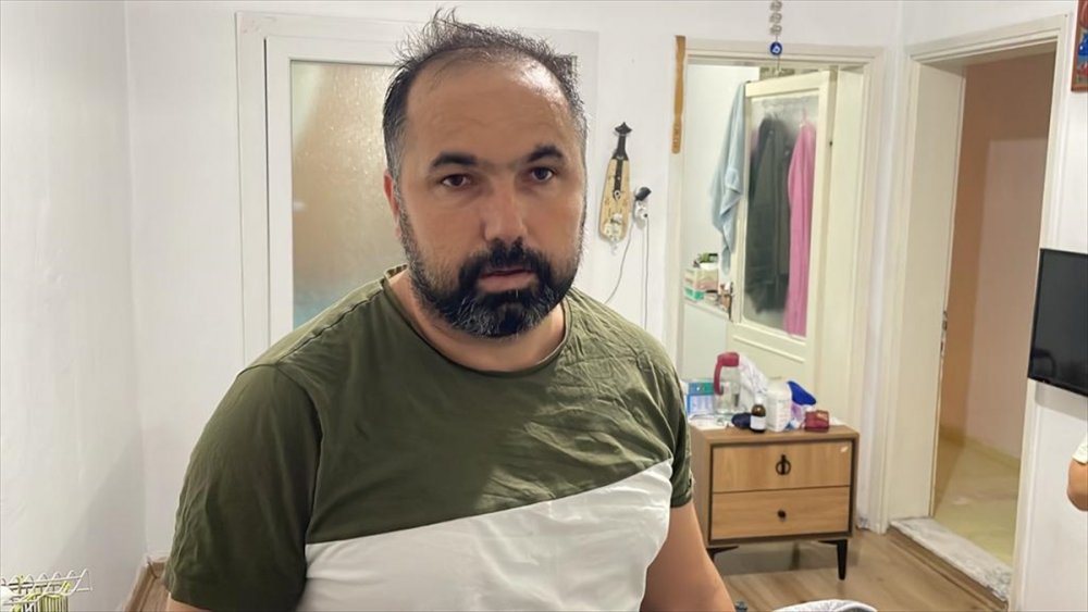 İzmir'de sağanak nedeniyle derenin taşması sonucu evleri ve iş yerlerini su bastı