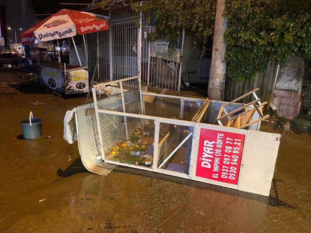 İzmir'de sağanak nedeniyle derenin taşması sonucu evleri ve iş yerlerini su bastı