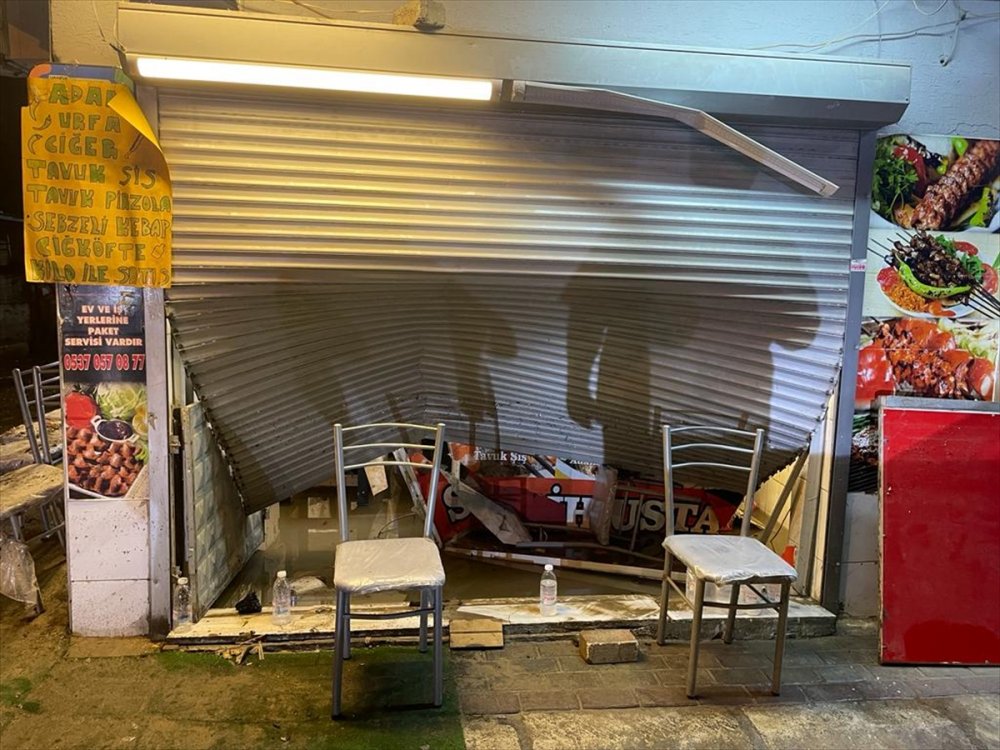 İzmir'de sağanak nedeniyle derenin taşması sonucu evleri ve iş yerlerini su bastı