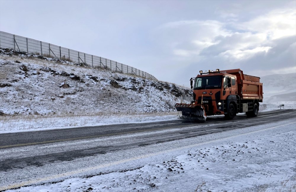 Ardahan'da tipi nedeniyle oluşan buzlanmada tırlar yolda kaldı