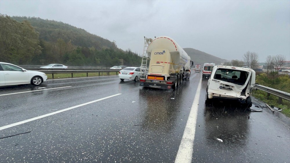 Anadolu Otoyolu'nda kamyonla çarpışan hafif ticari araçtaki 5 kişi yaralandı