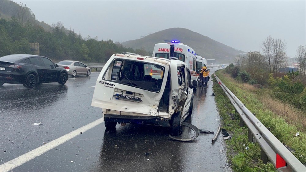 Anadolu Otoyolu'nda kamyonla çarpışan hafif ticari araçtaki 5 kişi yaralandı