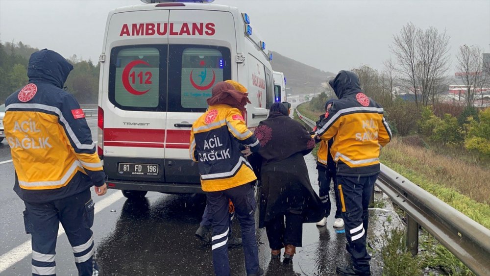 Anadolu Otoyolu'nda kamyonla çarpışan hafif ticari araçtaki 5 kişi yaralandı