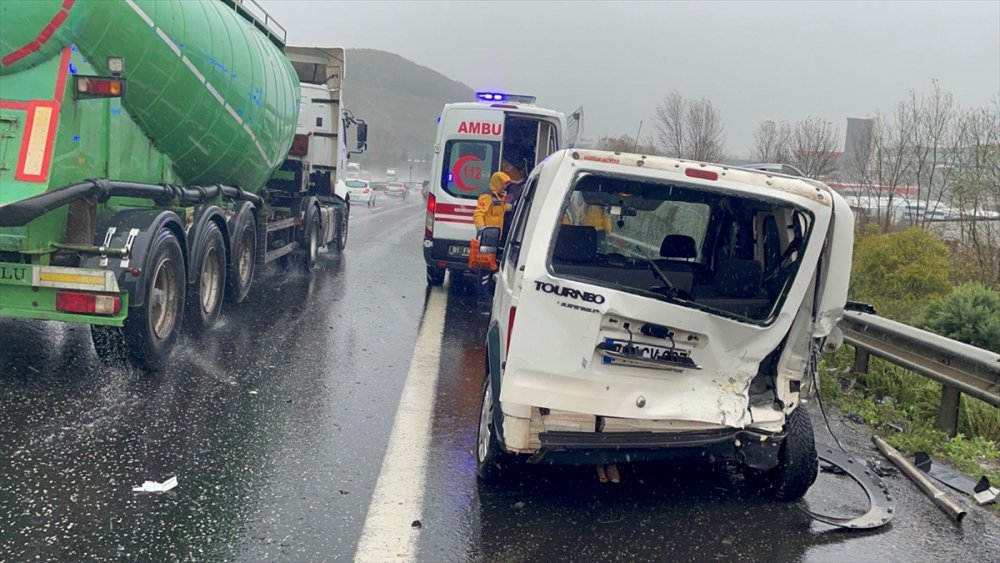 Anadolu Otoyolu'nda kamyonla çarpışan hafif ticari araçtaki 5 kişi yaralandı