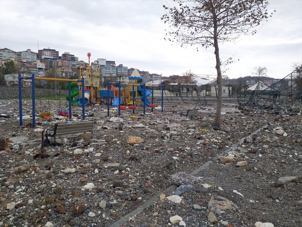 Fırtına ve sağanağın vurduğu Zonguldak'ta birçok yapıda hasar oluştu