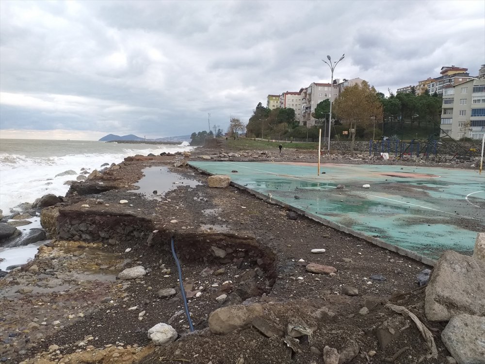 Fırtına ve sağanağın vurduğu Zonguldak'ta birçok yapıda hasar oluştu