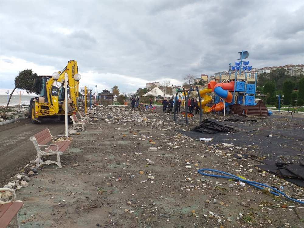Fırtına ve sağanağın vurduğu Zonguldak'ta birçok yapıda hasar oluştu