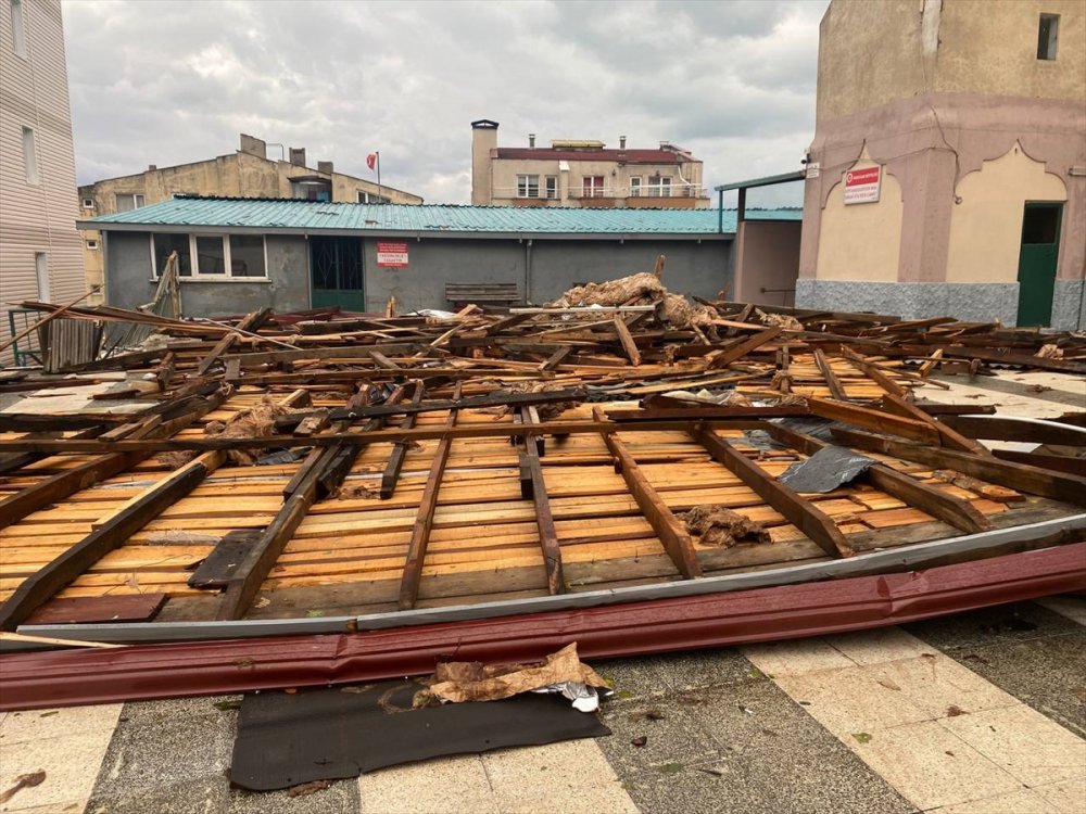 Fırtına ve sağanağın vurduğu Zonguldak'ta birçok yapıda hasar oluştu