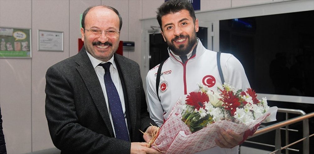 Dünya ikincisi milli kick boksçu Cebrail Gençoğlu, Erzurum'da çiçeklerle karşılandı